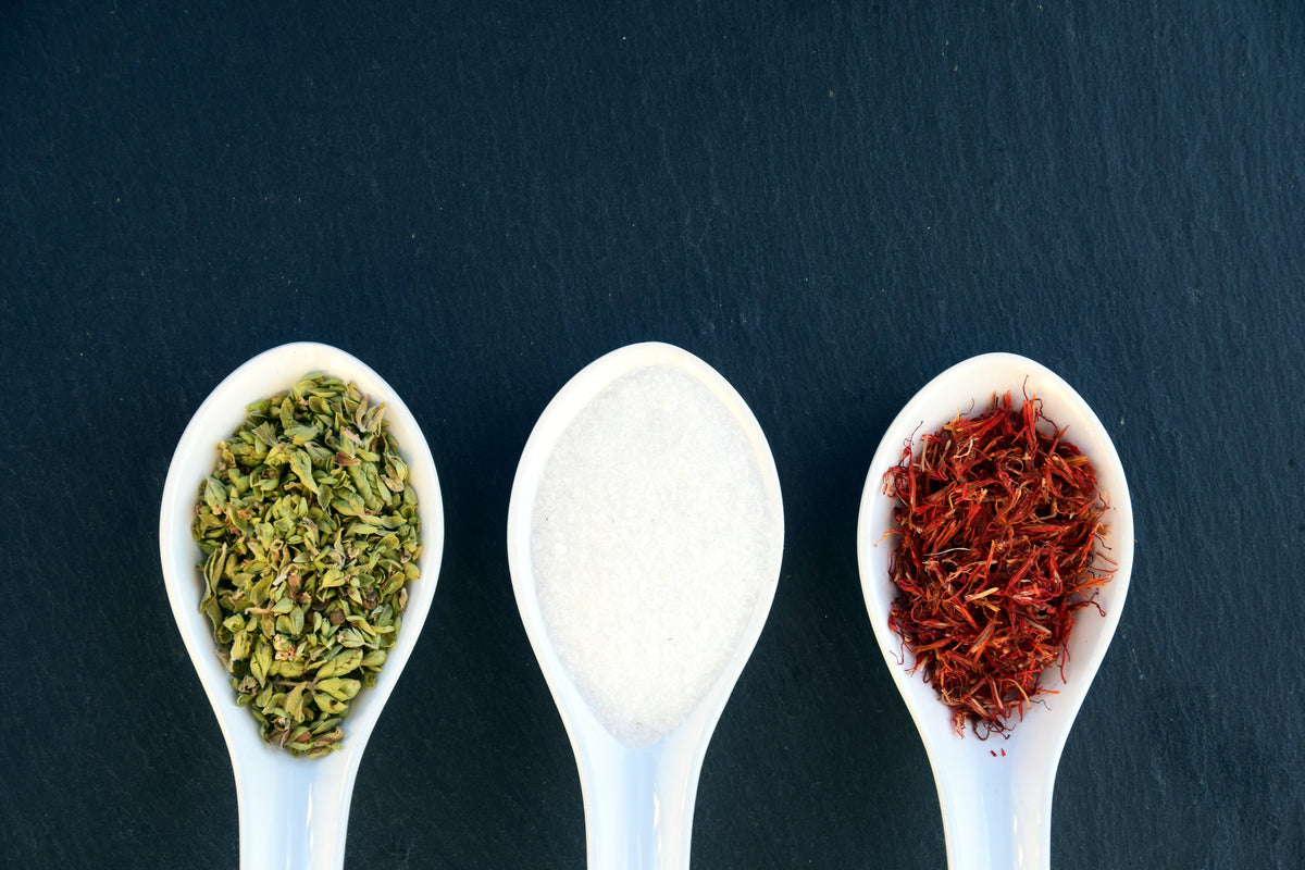 3-piece-aluminium-print-italian-spices-in-the-spoon