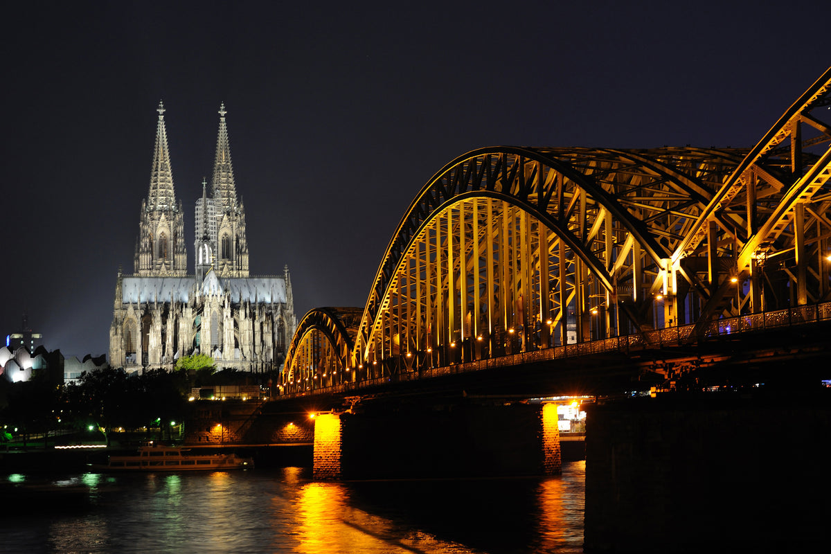 framedcanvas-print-at-night-in-cologne