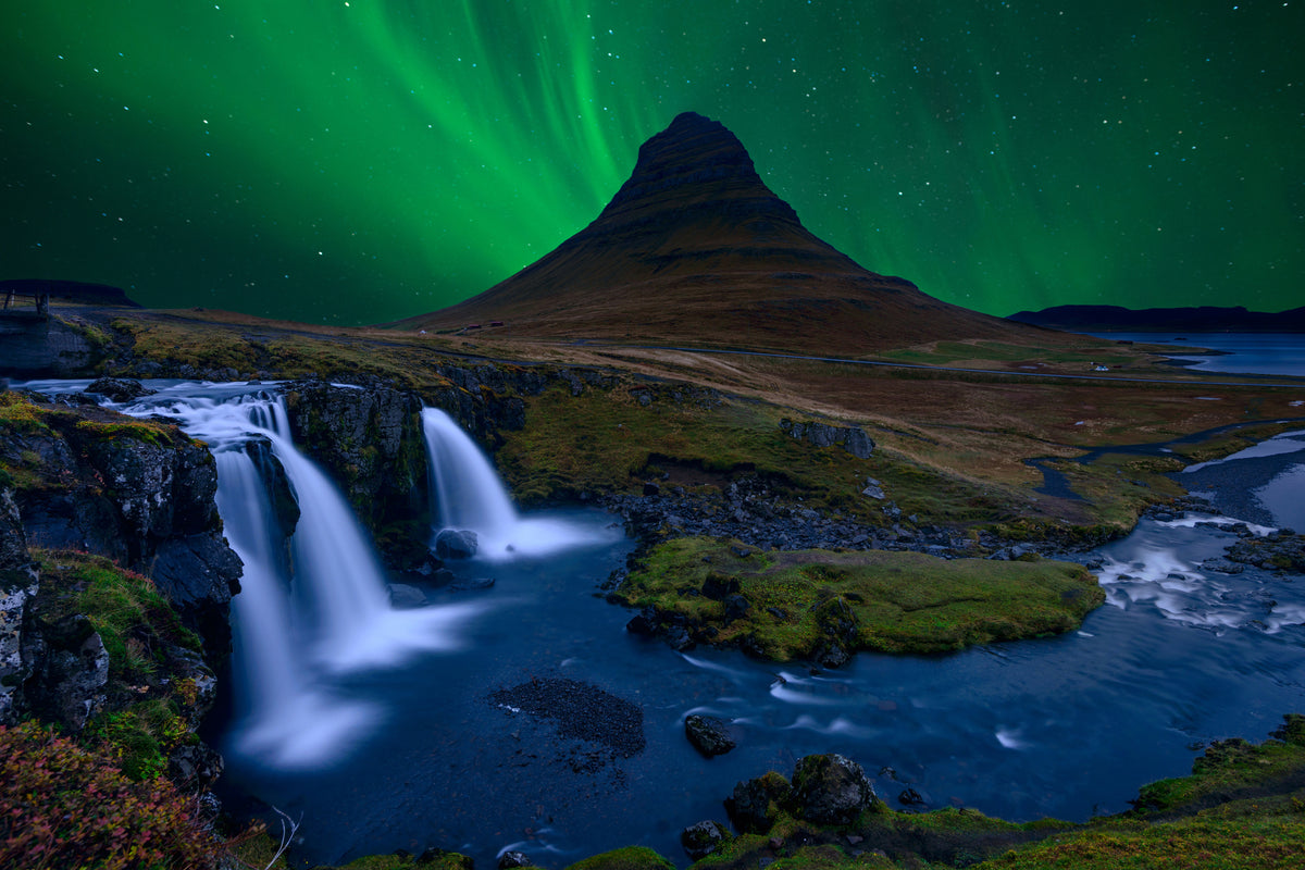 modern-3-piece-canvas-print-kirkjufell-under-a-boreal-green-sky