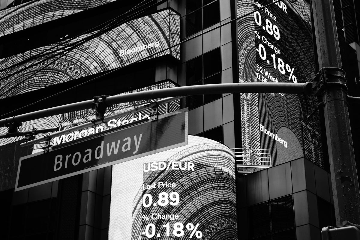 3-piece-canvas-print-at-night-on-broadway