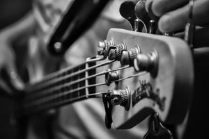 aluminium-print-close-up-guitarist