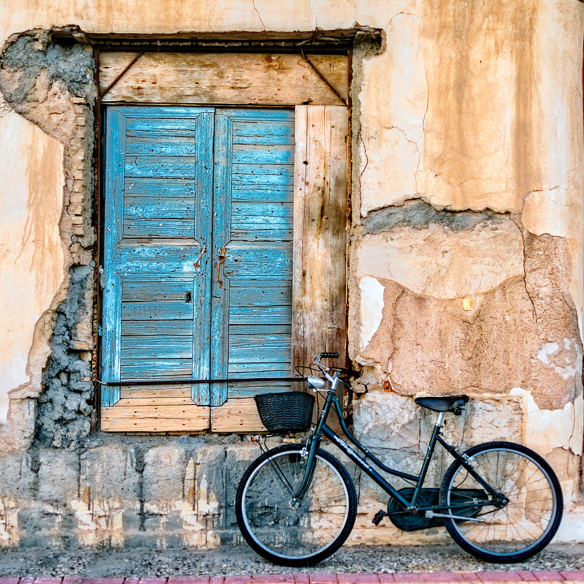 4-piece-aluminium-print-old-window-and-bicycle