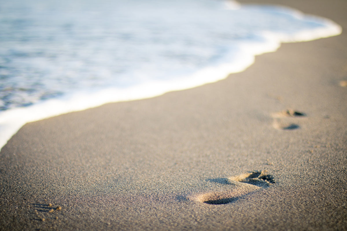 3-piece-aluminium-print-footprints-in-the-sand-on-the-beach